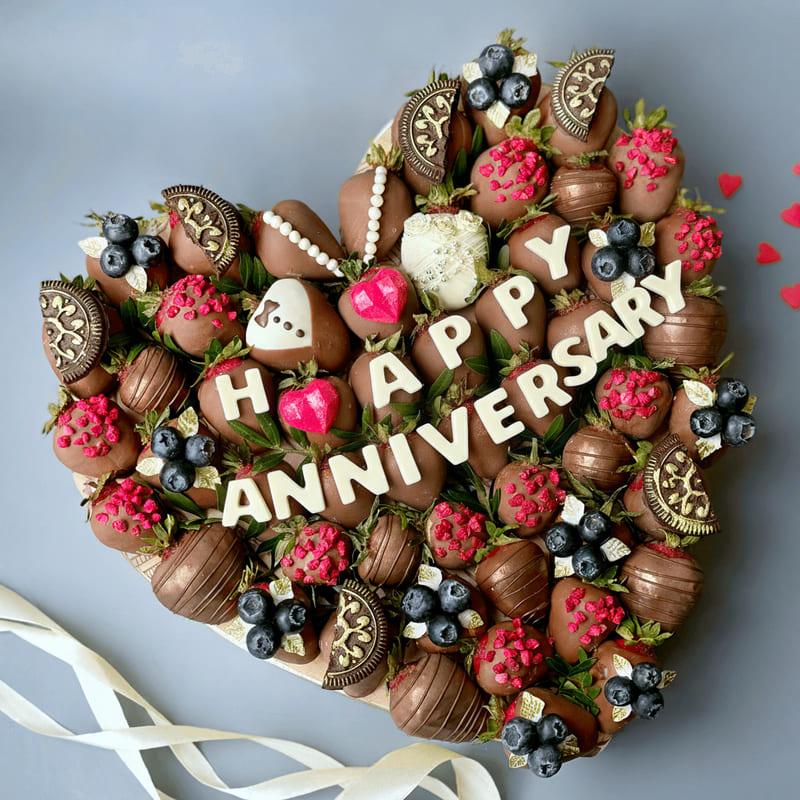 Romantic chocolate strawberries arrangement for Anniversary